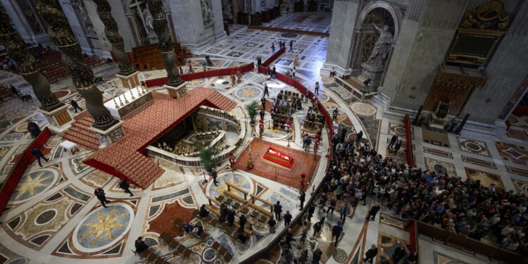 Πάπας Φραγκίσκος: Ατελείωτες ουρές στο λαϊκό προσκύνημα – Στην κηδεία πάνω από 50 αρχηγοί κρατών και 10 εν ενεργεία μονάρχες