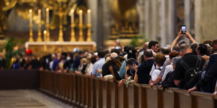 Πάπας Φραγκίσκος: 128.000 πιστοί πέρασαν ήδη από το λαϊκό προσκύνημα – Συνεχίζονται οι «ζυμώσεις» των Καρδιναλίων για το Κονκλάβιο