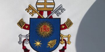 Οι συμβολισμοί και το ελληνικό μονόγραμμα του Ιησού στο οικόσημο του Ποντίφικα
