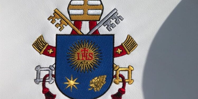 Οι συμβολισμοί και το ελληνικό μονόγραμμα του Ιησού στο οικόσημο του Ποντίφικα