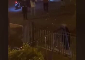 Αδιανόητο βίντεο από τον Πόρο: Παρέα παιδιών πετάει βαρελότα στα πόδια 85χρονης