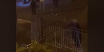 Αδιανόητο βίντεο από τον Πόρο: Παρέα παιδιών πετάει βαρελότα στα πόδια 85χρονης