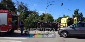 Πρέβεζα: Σοβαρό τροχαίο με τρεις εγκλωβισμένους τραυματίες