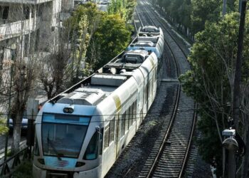 Σύγκρουση τρένου με φορτηγό πριν από τον σταθμό της Αυλίδας