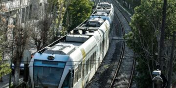 Σύγκρουση τρένου με φορτηγό πριν από τον σταθμό της Αυλίδας