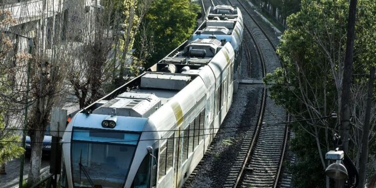 Σύγκρουση τρένου με φορτηγό πριν από τον σταθμό της Αυλίδας