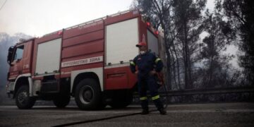 Οδηγός κάηκε μέσα στο αυτοκίνητό του έπειτα από τροχαίο