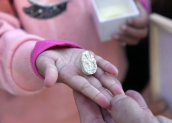 Ένα τρίχρονο κοριτσάκι ανακάλυψε ενώ περπατούσε αρχαία σφραγίδα