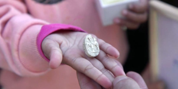 Ένα τρίχρονο κοριτσάκι ανακάλυψε ενώ περπατούσε αρχαία σφραγίδα