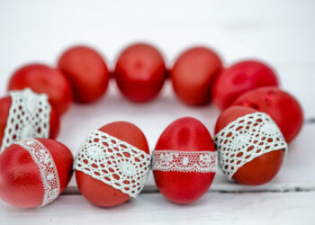 Πάσχα 2025: Πώς να βάψετε εύκολα κόκκινα αυγά