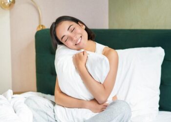 Η απλή τεχνική από γιατρό που «σταματά την υπερανάλυση» και σας βοηθάει να κοιμηθείτε μέσα σε λίγα λεπτά