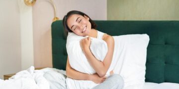 Η απλή τεχνική από γιατρό που «σταματά την υπερανάλυση» και σας βοηθάει να κοιμηθείτε μέσα σε λίγα λεπτά