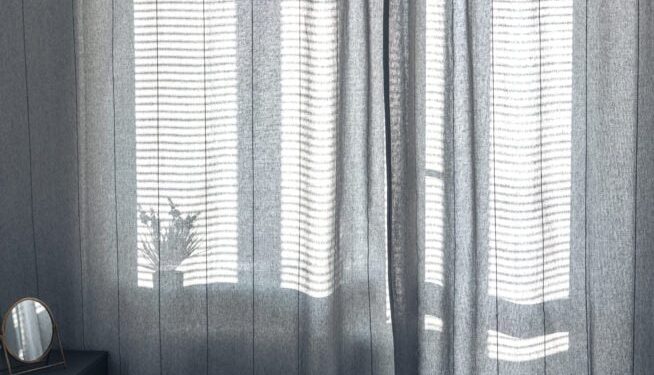 Το απλό κόλπο για να παραμείνουν καθαρές με 1 οικιακό προϊόν που εξουδετερώνει τα ακάρεα σκόνης