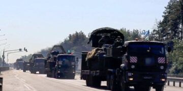 Wall Street Journal: Η Ρωσία επεκτείνει τις βάσεις της και ενισχύει τα στρατεύματά της στα σύνορα με το ΝΑΤΟ