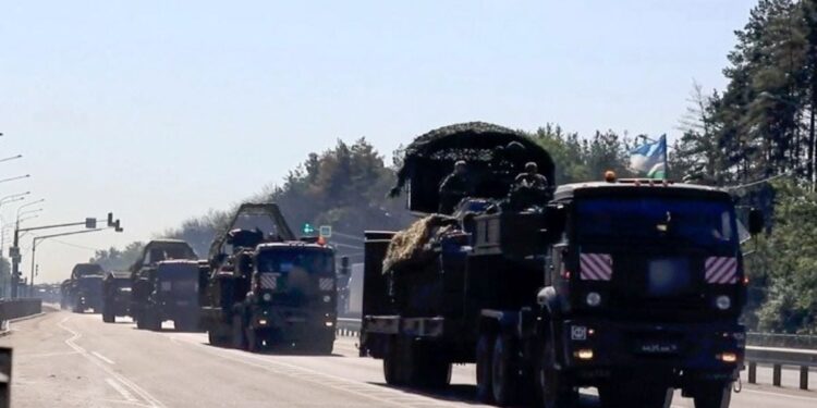 Wall Street Journal: Η Ρωσία επεκτείνει τις βάσεις της και ενισχύει τα στρατεύματά της στα σύνορα με το ΝΑΤΟ