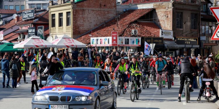 Μετά την «ποδηλατάδα» στην Γαλλία, οι φοιτητές της Σερβίας τρέχουν στις Βρυξέλλες διαμαρτυρόμενοι στην Ε.Ε.