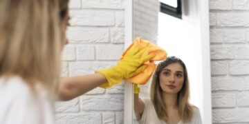 Καθρέφτες: Το κόλπο καθαρισμού μιας γυναίκας με 1 φυσικό συστατικό που δίχασε το διαδίκτυο