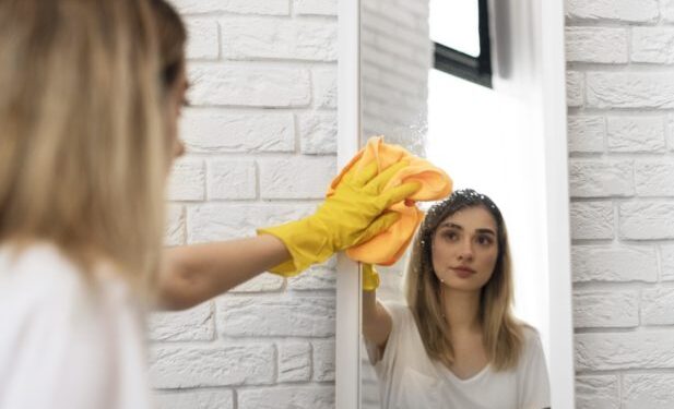 Καθρέφτες: Το κόλπο καθαρισμού μιας γυναίκας με 1 φυσικό συστατικό που δίχασε το διαδίκτυο