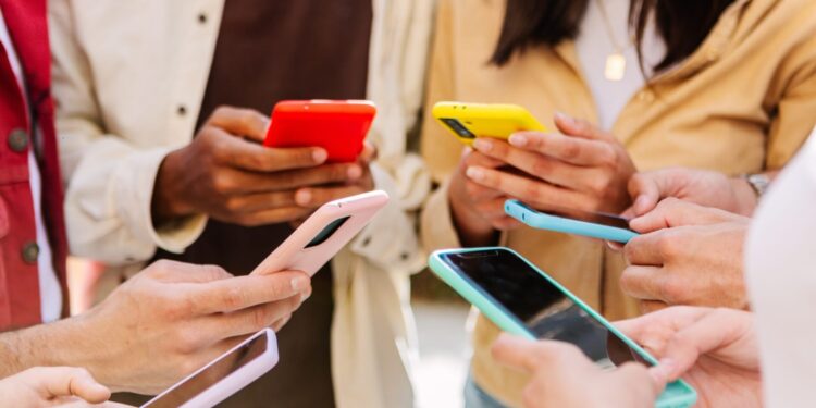 Σχεδόν οι μισοί έφηβοι λένε ότι τα social media βλάπτουν την ψυχική υγεία των νέων