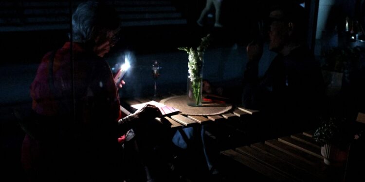 Μπλακ άουτ στην Ιβηρική Χερσόνησο: Υπό το φως των κεριών για ώρες Ισπανία και Πορτογαλία