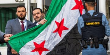 Ο υπουργός Εξωτερικών ύψωσε τη νέα σημαία της χώρας στην έδρα του ΟΗΕ