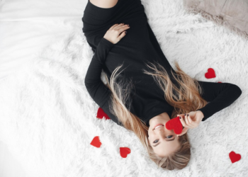 Οι γυναίκες που είναι βαθιά ερωτευμένες, συχνά έχουν αυτές τις 7 συμπεριφορές χωρίς να το καταλαβαίνουν