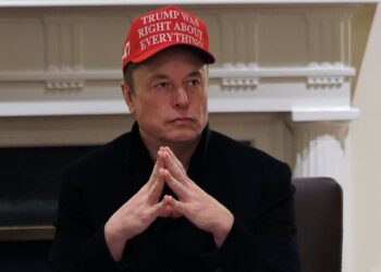 Ο Έλον Μασκ «φρενάρει» στο DOGE, καθώς η Tesla βουλιάζει