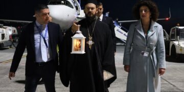 Το Άγιο Φως έφτασε στο αεροδρόμιο «Μακεδονία»
