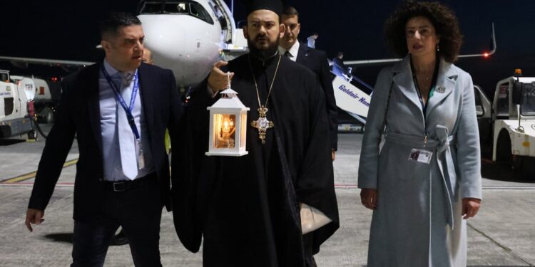 Το Άγιο Φως έφτασε στο αεροδρόμιο «Μακεδονία»