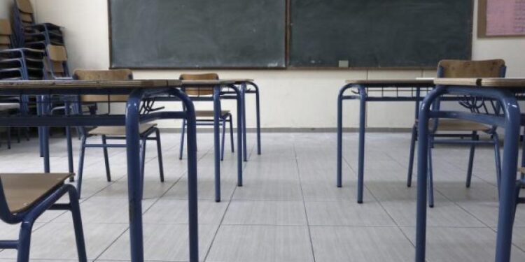 16χρονος απείλησε συμμαθητές και καθηγητές του και προκάλεσε φθορές στο σχολείο