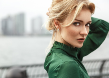 Εκνευρίζεται που ο σύζυγός της έχει υπερβολικά στενή σχέση με την πρώην γυναίκα του