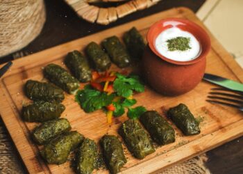 Συνταγή για ντολμαδάκια με αρωματική σως γιαουρτιού