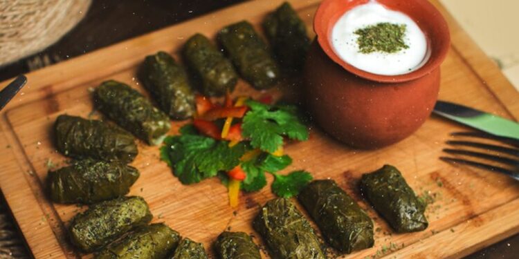 Συνταγή για ντολμαδάκια με αρωματική σως γιαουρτιού
