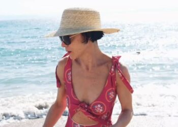 Έλενα Τοπαλίδου: Έβαλε τα μαγιό της και εύχεται «καλό καλοκαίρι»