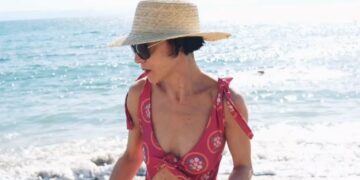 Έλενα Τοπαλίδου: Έβαλε τα μαγιό της και εύχεται «καλό καλοκαίρι»