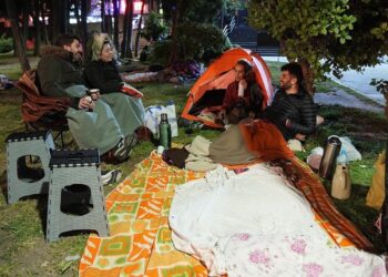 Νύχτα τρόμου στην Κωνσταντινούπολη: Στον δρόμο κοιμήθηκαν οι κάτοικοι, συνεχίζονται οι μετασεισμοί