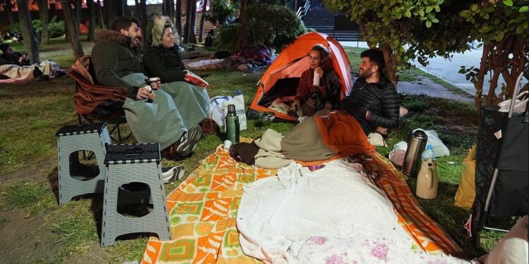 Νύχτα τρόμου στην Κωνσταντινούπολη: Στον δρόμο κοιμήθηκαν οι κάτοικοι, συνεχίζονται οι μετασεισμοί