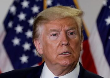 Δήλωσε ότι «εξετάζει προσεκτικά» το ενδεχόμενο μιας δικαστικής προσφυγής σε βάρος των New York Times