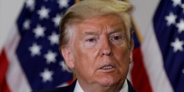 Δήλωσε ότι «εξετάζει προσεκτικά» το ενδεχόμενο μιας δικαστικής προσφυγής σε βάρος των New York Times