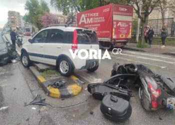 Θεσσαλονίκη: Στο νοσοκομείο μια γυναίκα έπειτα από σύγκρουση μηχανής με αυτοκίνητο – «Ξεριζώθηκε» φανάρι