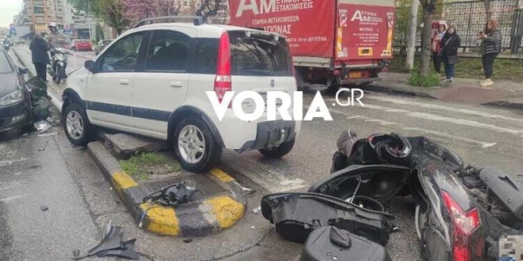 Θεσσαλονίκη: Στο νοσοκομείο μια γυναίκα έπειτα από σύγκρουση μηχανής με αυτοκίνητο – «Ξεριζώθηκε» φανάρι