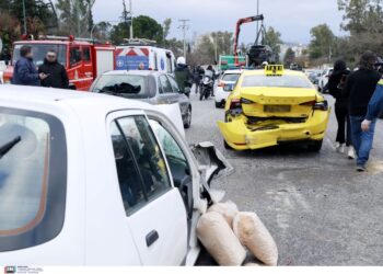 1 στους 2 παραδέχεται ότι οδηγεί με το κινητό στο χέρι