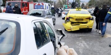 1 στους 2 παραδέχεται ότι οδηγεί με το κινητό στο χέρι