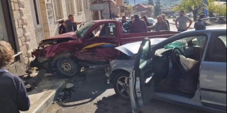 Τροχαίο-σοκ στην Αρκαδία: Αυτοκίνητο μπήκε ανάποδα σε πλατεία και καρφώθηκε σε σταθμευμένο όχημα – Νεκρή η 70χρονη συνοδηγός