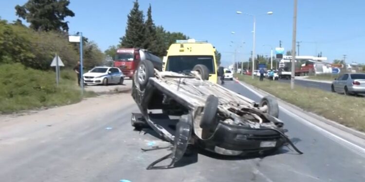 Σοβαρό τροχαίο στην Θεσσαλονίκη – Αυτοκίνητο εξετράπη της πορείας του και ανετράπη