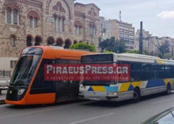 Τροχαίο με τραμ και λεωφορείο στο κέντρο του Πειραιά