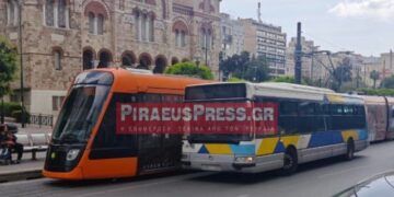 Τροχαίο με τραμ και λεωφορείο στο κέντρο του Πειραιά