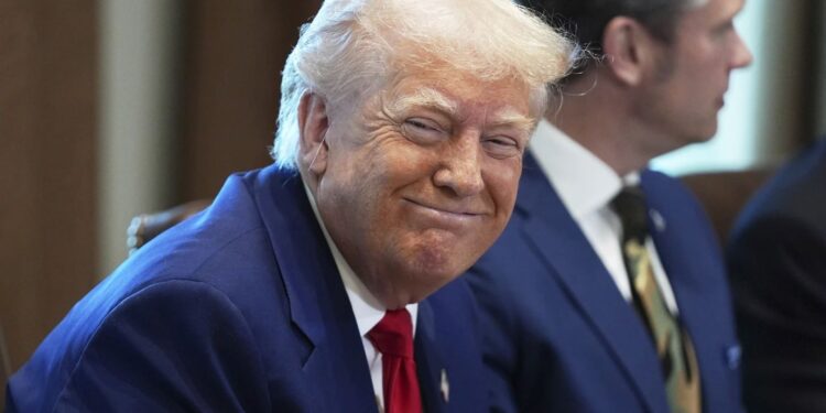 Τραμπ: Αποθέωσε τον εαυτό του για τις πρώτες 100 ημέρες της θητείας του