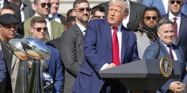 Ντόναλντ Τραμπ: Ειρωνεύτηκε ξανά την Τέιλορ Σουίφτ σε επίσημη εκδήλωση στον Λευκό Οίκο