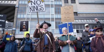 «Δεν υπάρχει βασιλιάς στην Αμερική»: Χιλιάδες στους δρόμους κατά του Τραμπ